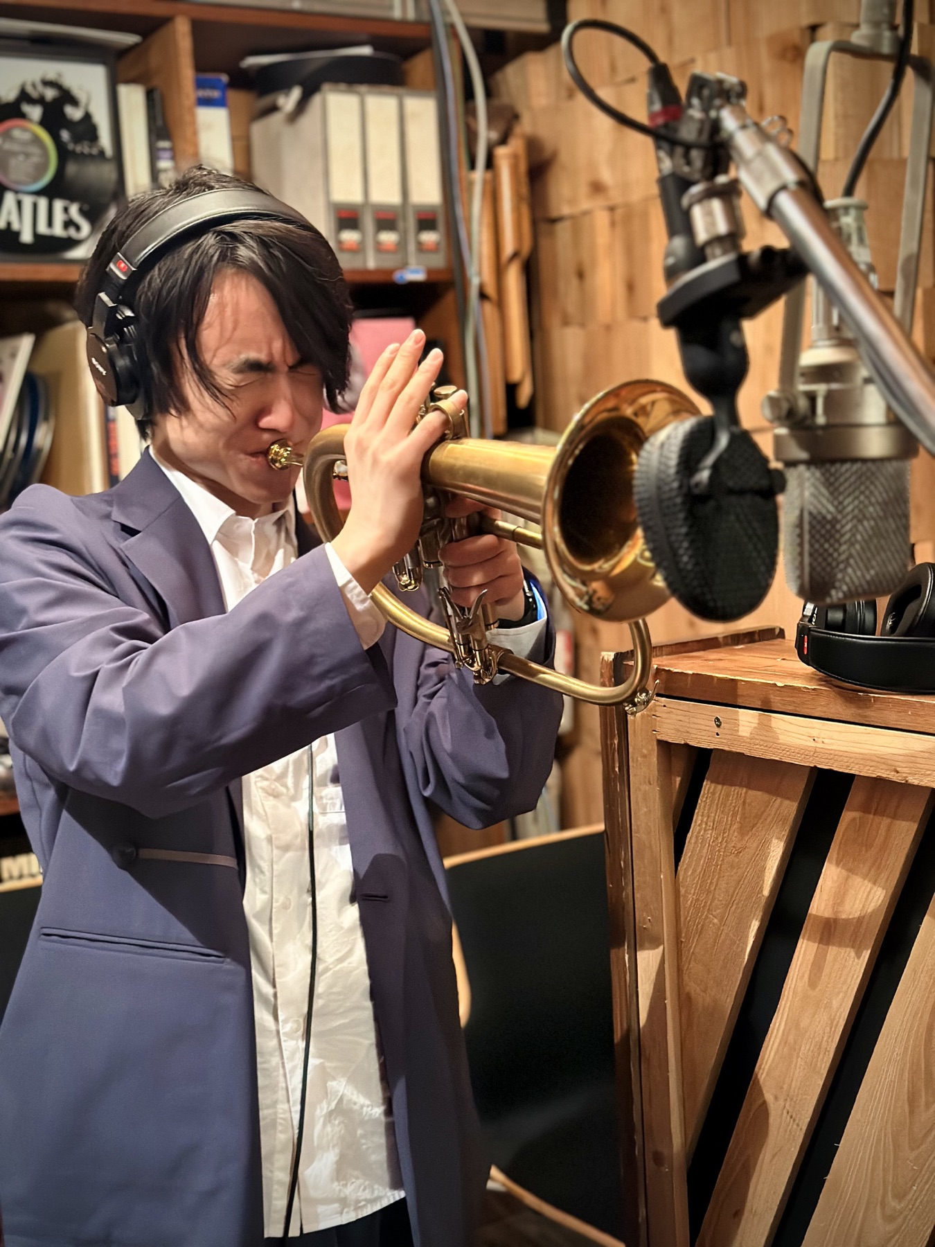 録音セッションで演奏する荒牧峻也